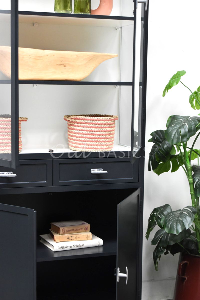 Detail van Apothekerskast Ferro, 2 deuren, RAL7021, zwart, grijs, materiaal staal